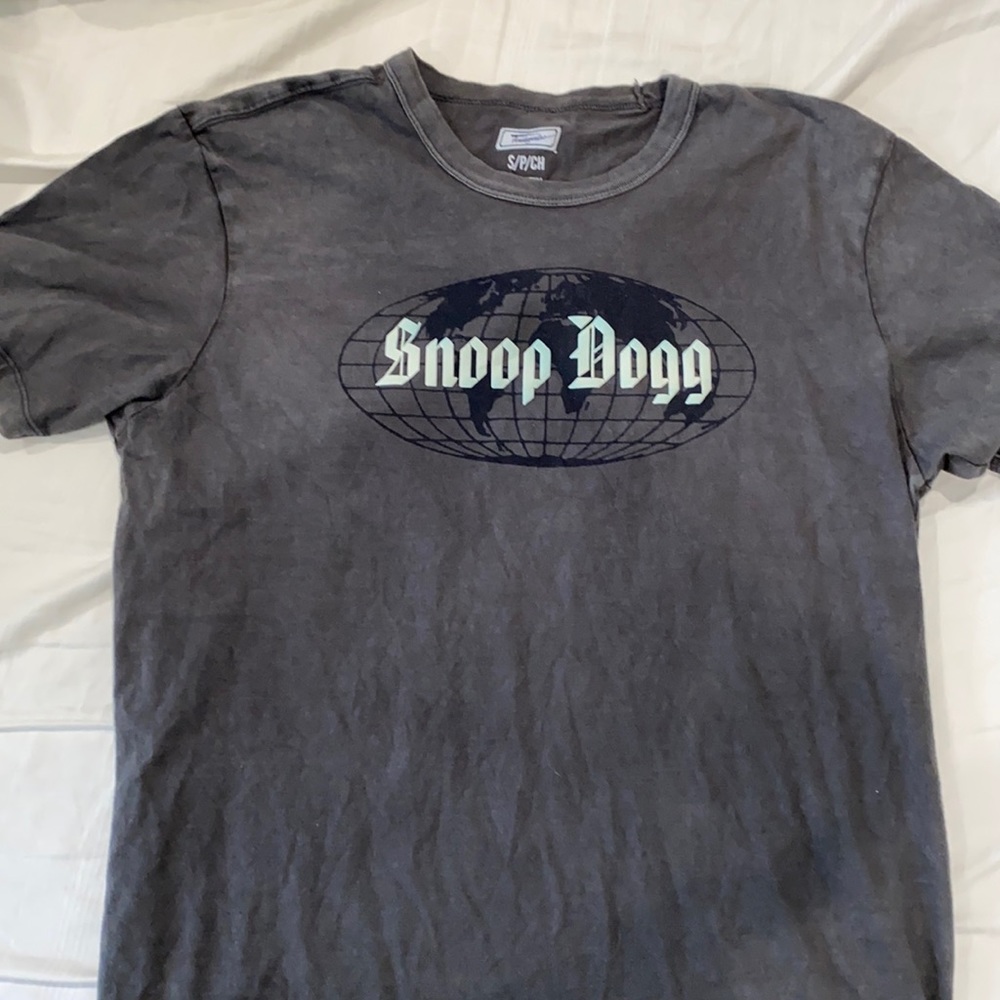 Snoop Dogg dark gray shirt